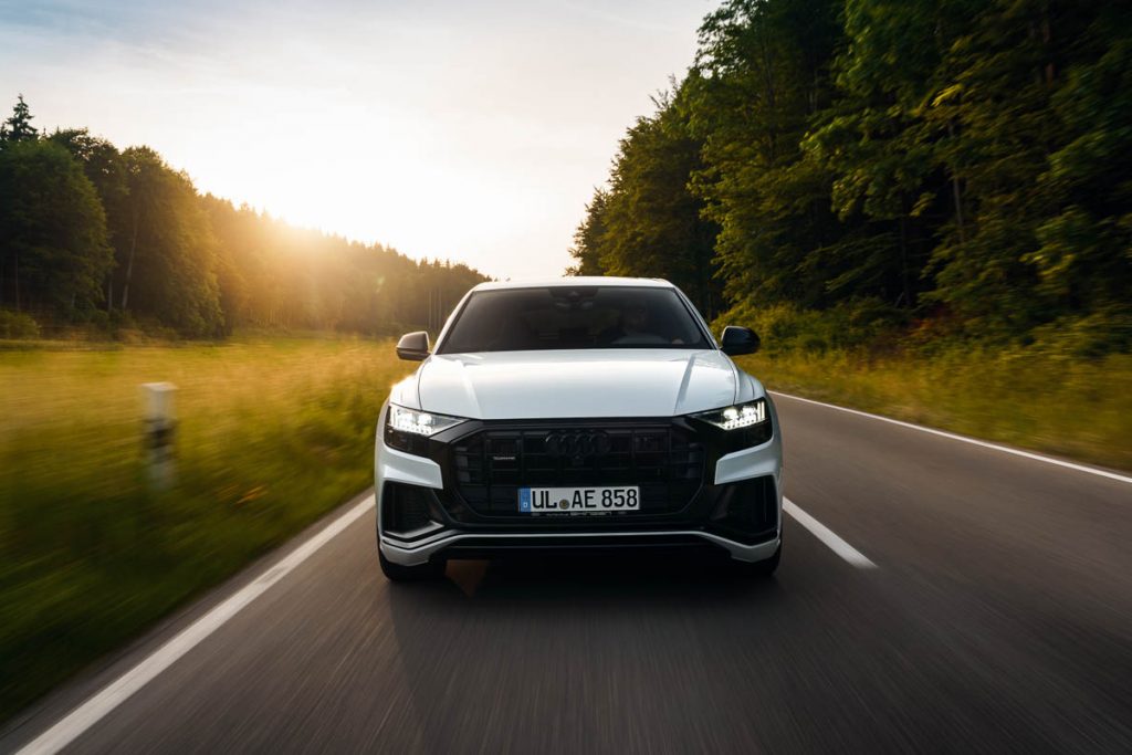 Automobilbranche - Audi Q8 Dynamische Fahraufnahme